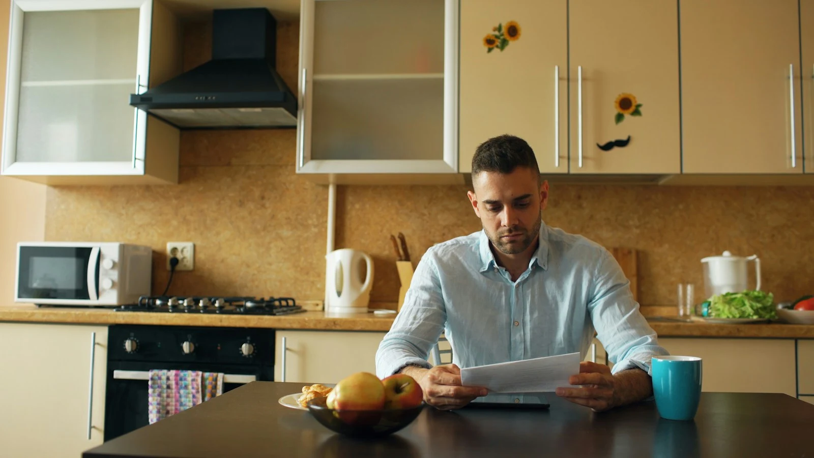 Zabrinut čovjek kod kuće čita dopis